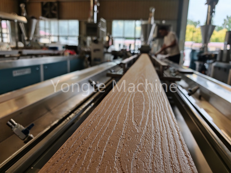 Los clientes canadienses visitaron maquinaria de plástico Yongte y completaron con éxito la aceptación de la línea de producción de pisos de plástico de madera.