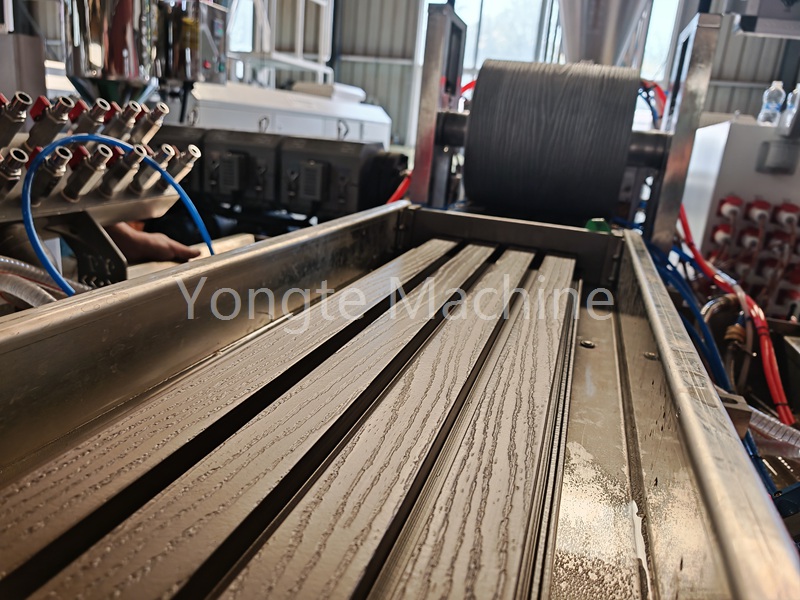 Máquina de extrusión de panel de pared de Yongte WPC probada con éxito