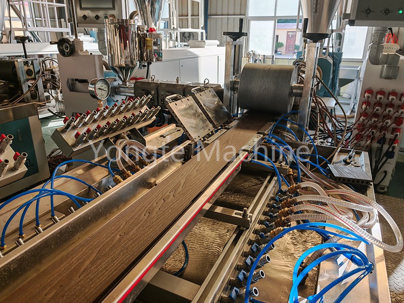 Máquina de cubierta de Yongte WPC entregada a Canadá