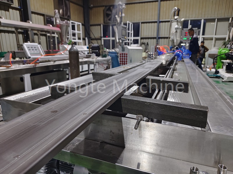 La magia de convertir los desechos en la máquina de fabricación de madera de plástico tesoro-yongte