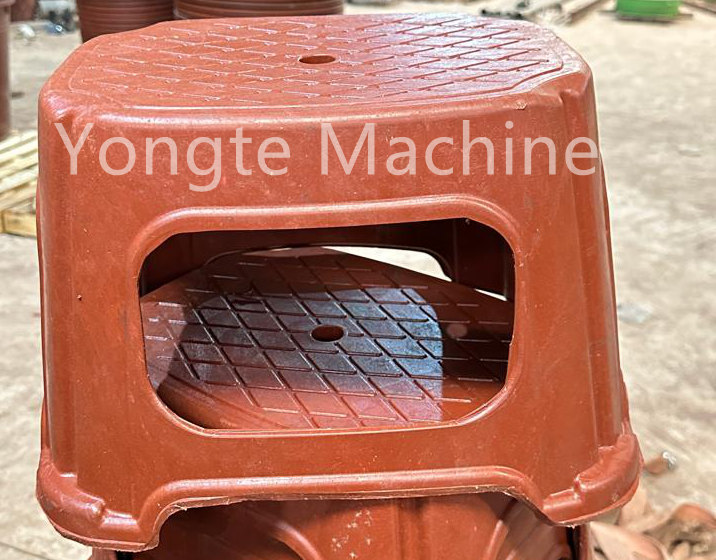 La máquina de extrusión y moldura de plástico Yongte se instala en la fábrica del cliente de África para reciclar el desperdicio de películas de plástico en cubos de plástico, cuencas de plástico y sillas de plástico.