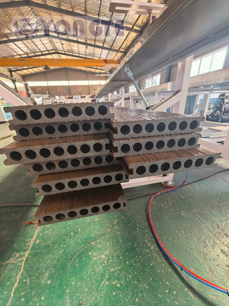 Yongte Plastic Machinery completa la actualización de su línea de producción de pisos de madera y plástico con relieve 3D en línea, enfatizando sus ventajas como alternativa a la madera maciza