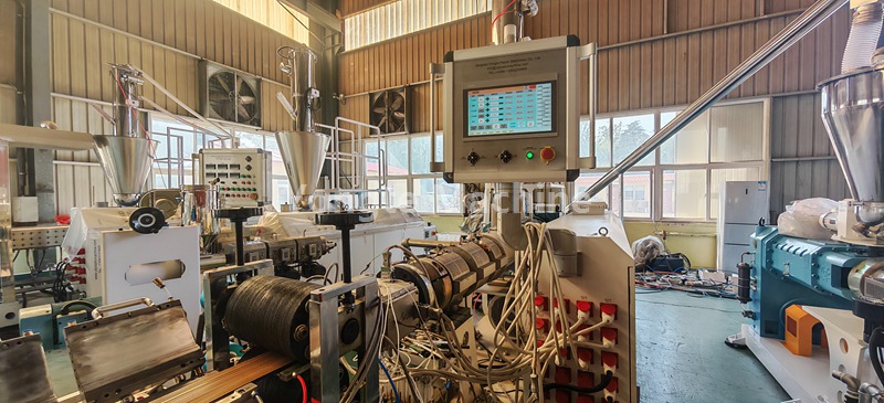 Máquina de perfiles WPC probada para un cliente de Sudáfrica