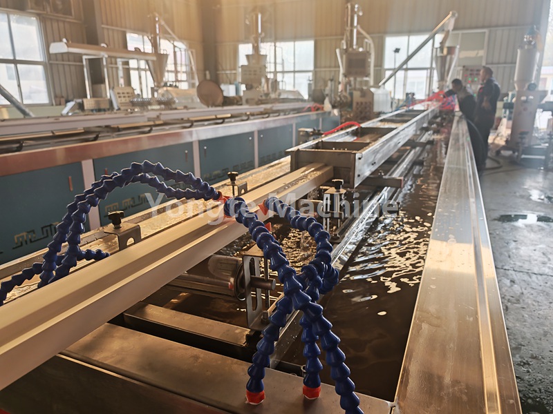 Máquina para jambas de puertas WPC de núcleo sólido Yongte: prueba exitosa para un cliente indio