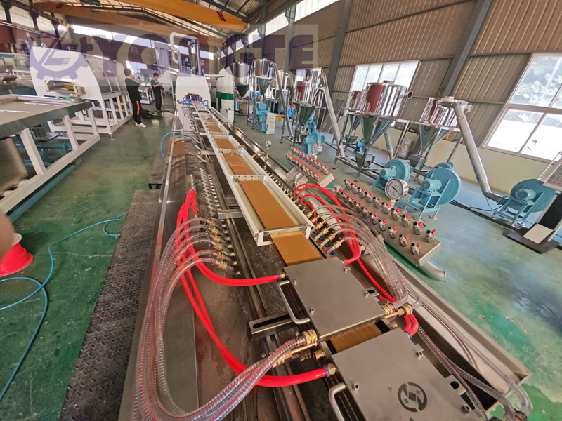 Yongte Plastics Machinery: Fabricación de pisos interiores de automóviles con compuestos de madera y plástico (WPC) 