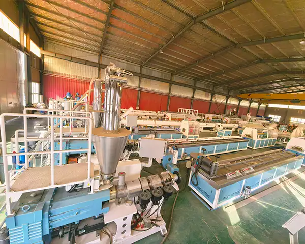 Yongte ayudó a los clientes a optimizar la línea de producción de terrazas de WPC logrando un rendimiento un 40% mayor