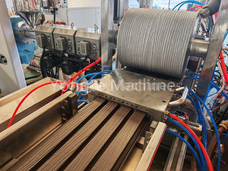 Máquina para fabricar revestimientos de paredes de WPC
