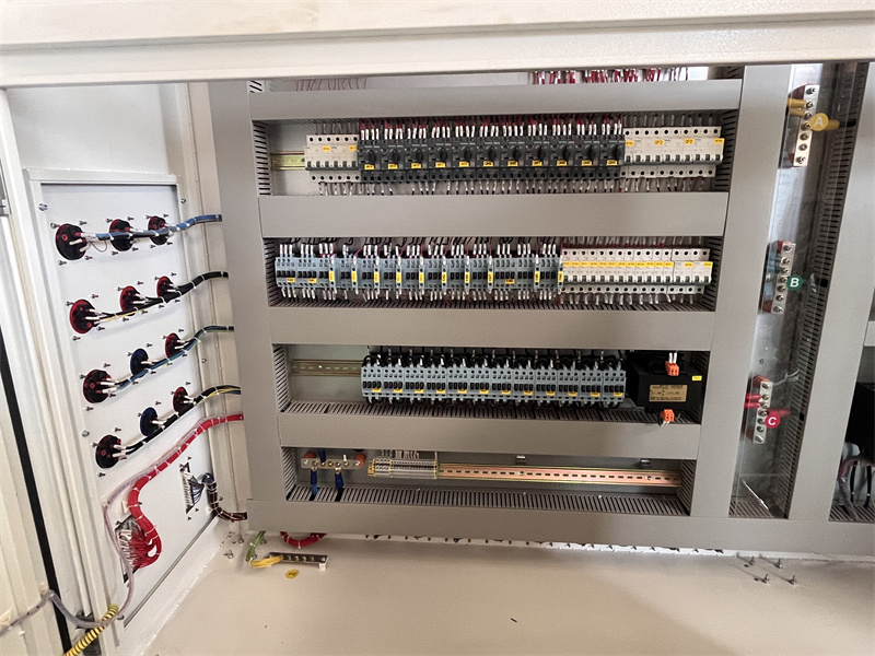 Analizar los elementos clave del sistema de control eléctrico de equipos para pisos de madera plástica.