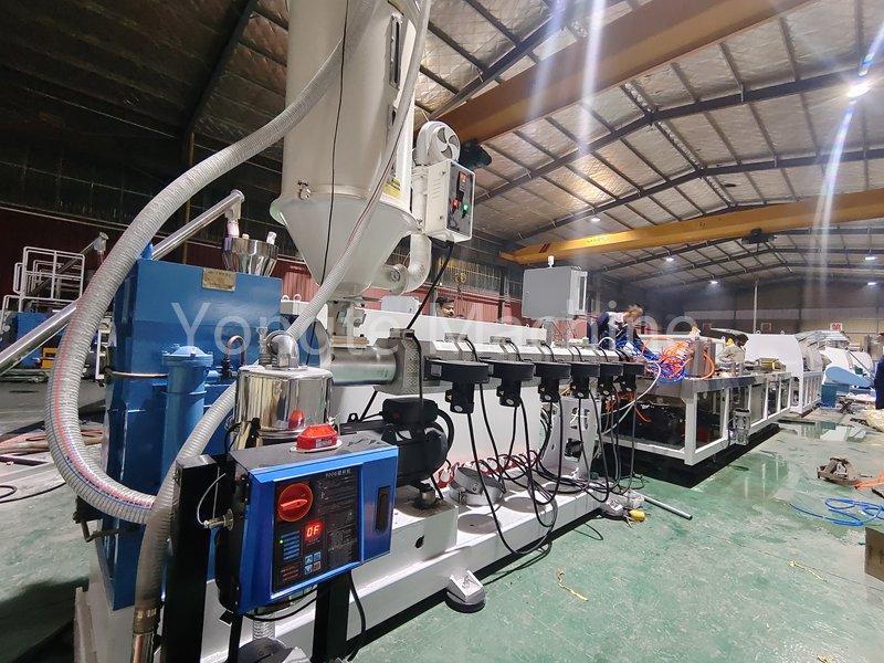 Máquina de extrusión de madera de plástico instalada correctamente en el sitio del cliente indio