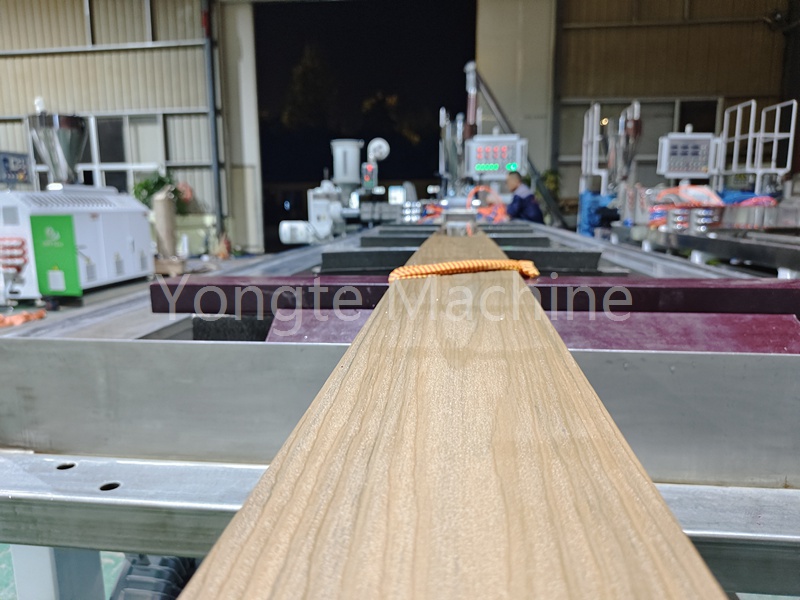 El equipo de coextrusión de plástico de madera de Yongte Machinery ayuda a la industria de las puertas y ventanas de plástico de madera