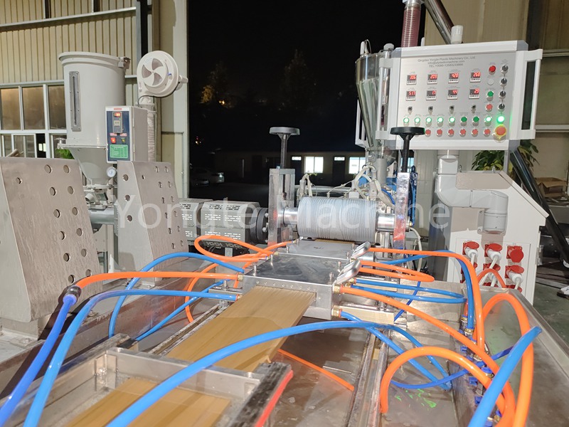 Máquina de cubierta de WPC para clientes indios
