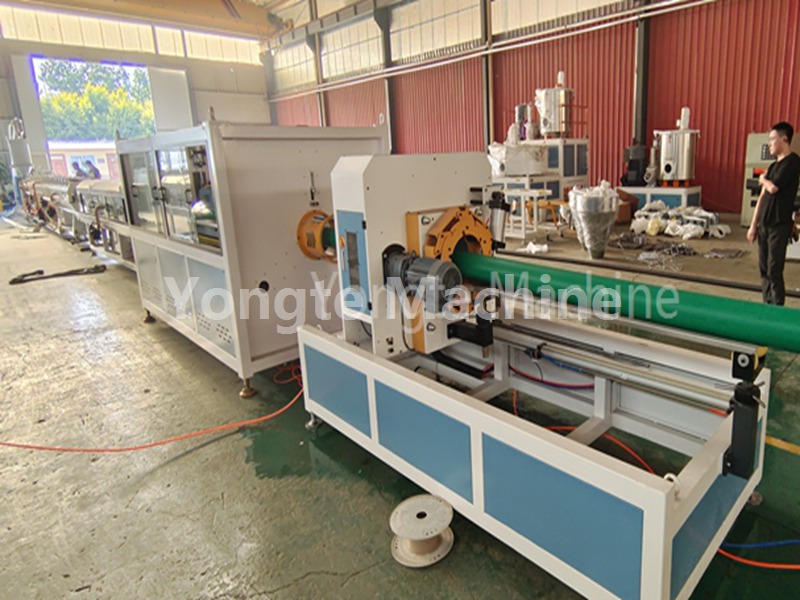 Máquina de producción de tuberías de agua de PE de 75-250 mm para un cliente de Vietnam inspeccionada con éxito