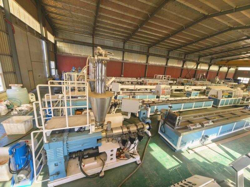 Yongte completa la producción de 4 juegos de líneas de extrusión de perfiles WPC