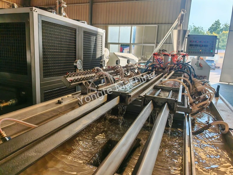 La máquina extrusora de perfiles de plástico de 4 cavidades pasa una estricta prueba de aceptación de operación estable continua de 2 horas con materiales compuestos reciclados