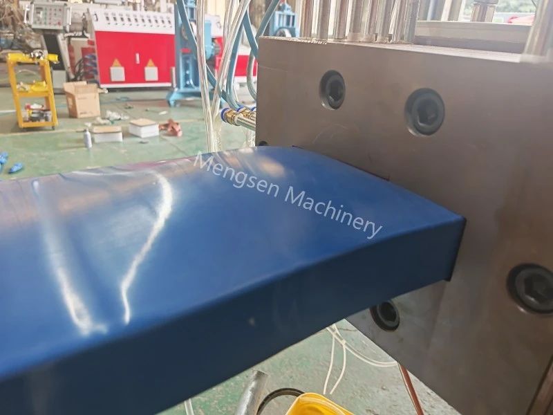 Prueba de línea de extrusión de madera plástica para paneles sólidos de 50 mm de espesor