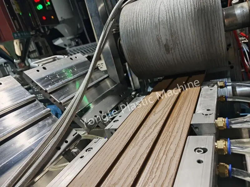 Yongte completa con éxito la prueba de aceptación en fábrica de la máquina para fabricar vallas de WPC de un cliente europeo