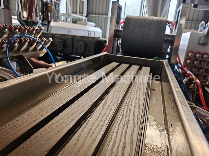 Máquina compuesta de madera y plástico.