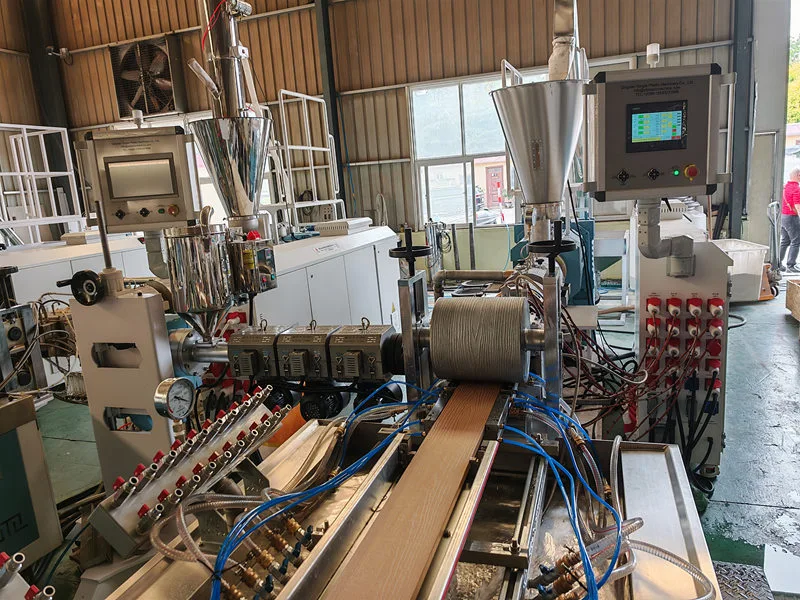 Máquina de perfilado de terrazas de WPC