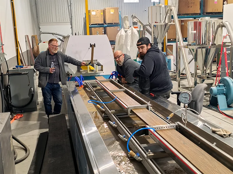 Línea de extrusión de terrazas de WPC de Yongte: puesta en servicio exitosa en Canadá